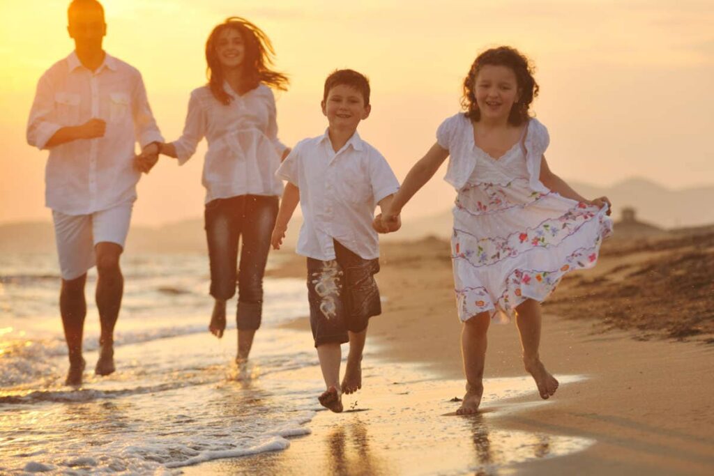 Familia en la playa al atardecer