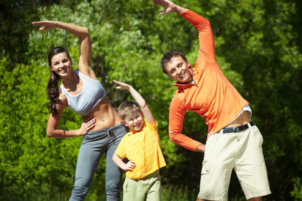 familia haciendo ejercicio junta