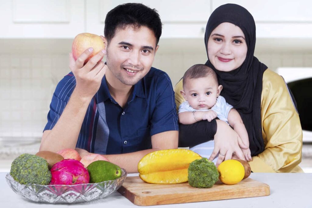 familia con frutas y verduras saludables