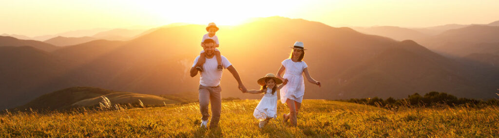 Familia sana dando un paseo al atardecer