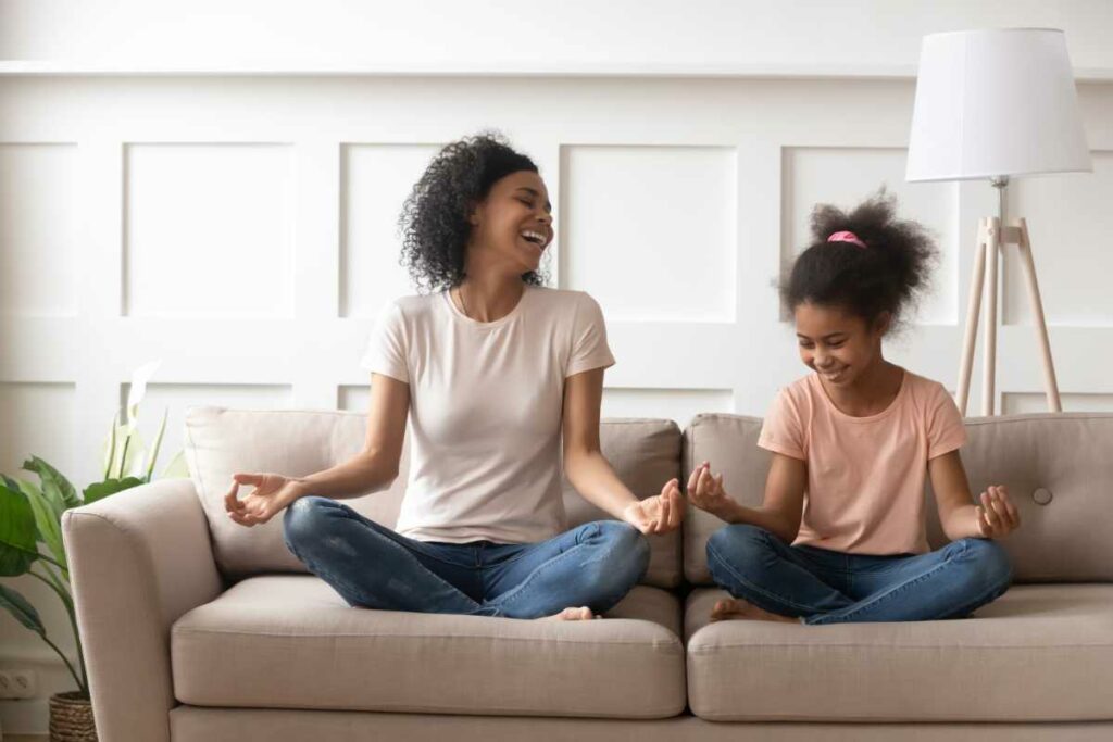 Madre e hija meditando