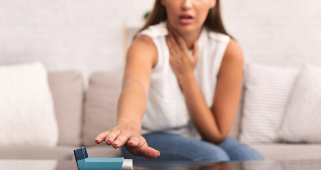 Una niña busca un inhalador para el asma en una situación de emergencia