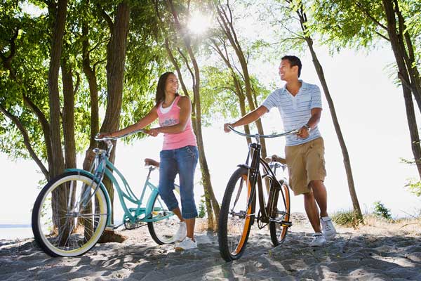 Pareja montando en bicicleta en verano
