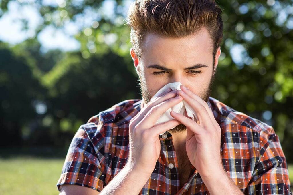 Hombre con alergia al heno