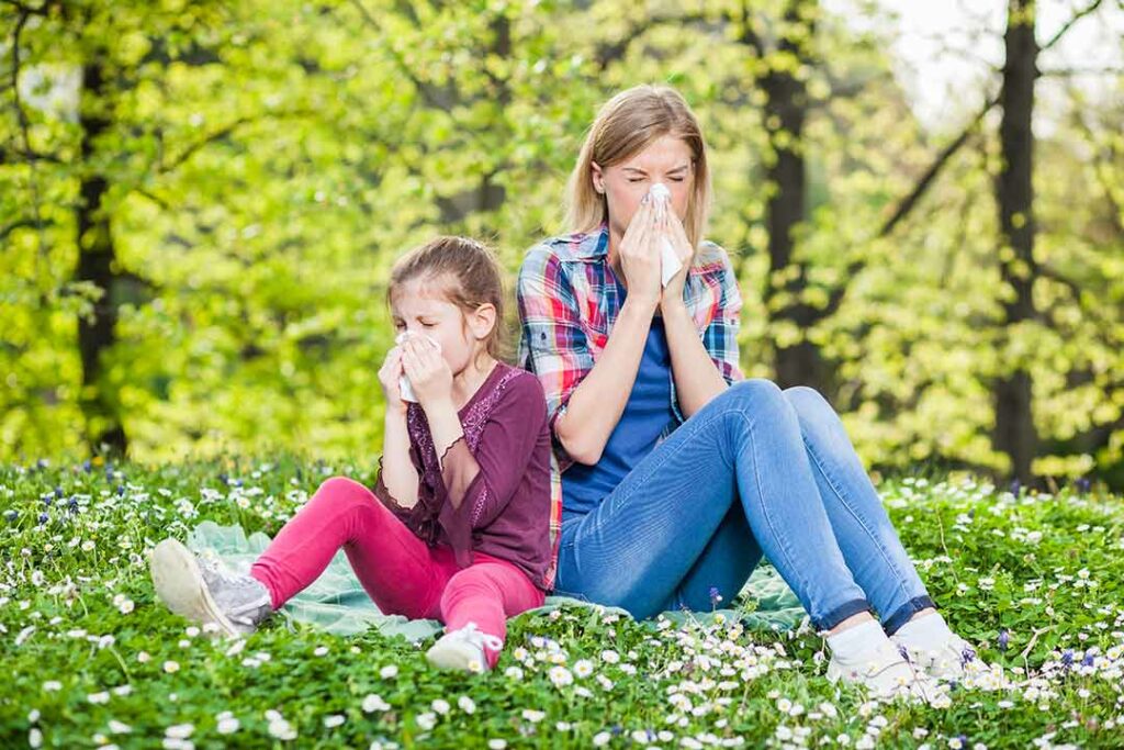 Madre e hija con alergia al polen de gramíneas
