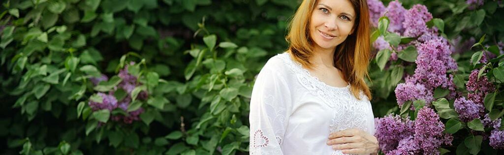 mujer embarazada al aire libre