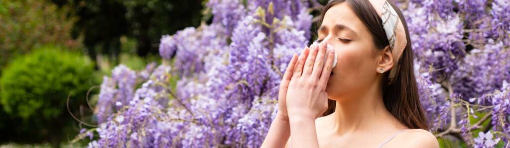 Mujer al aire libre sufriendo alergia al polen