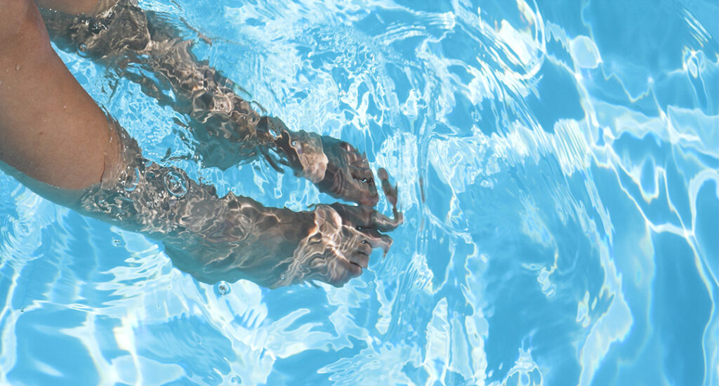 pies en la piscina