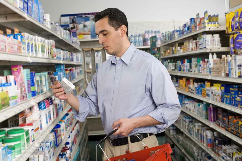 hombre comprando en una farmacia