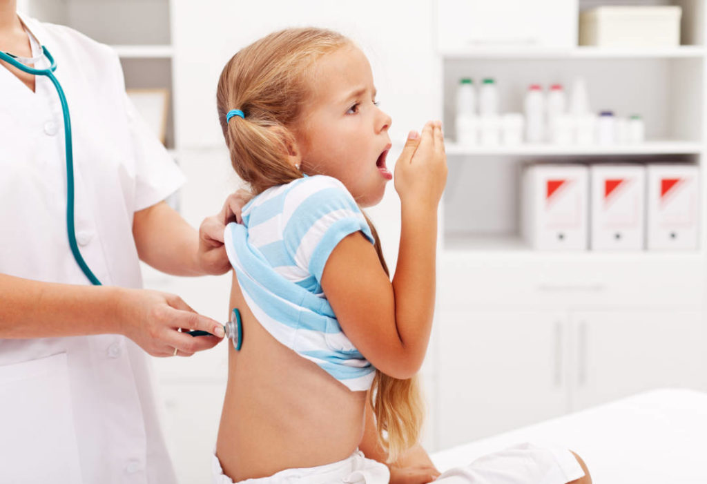 Niño en doctores con tos.