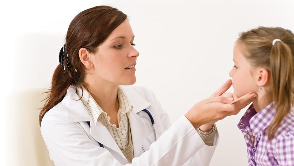 Doctora con niño en cita