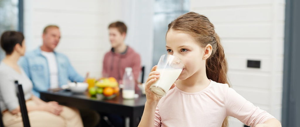 niña bebiendo leche