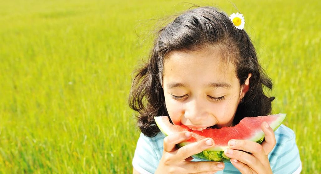 niña comiendo sandía
