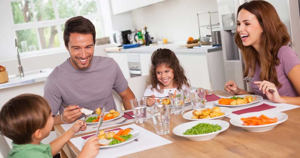 Familia cenando junta