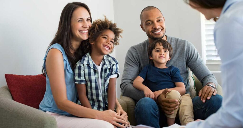 Familia en una sesión de asesoramiento sobre alergias alimentarias
