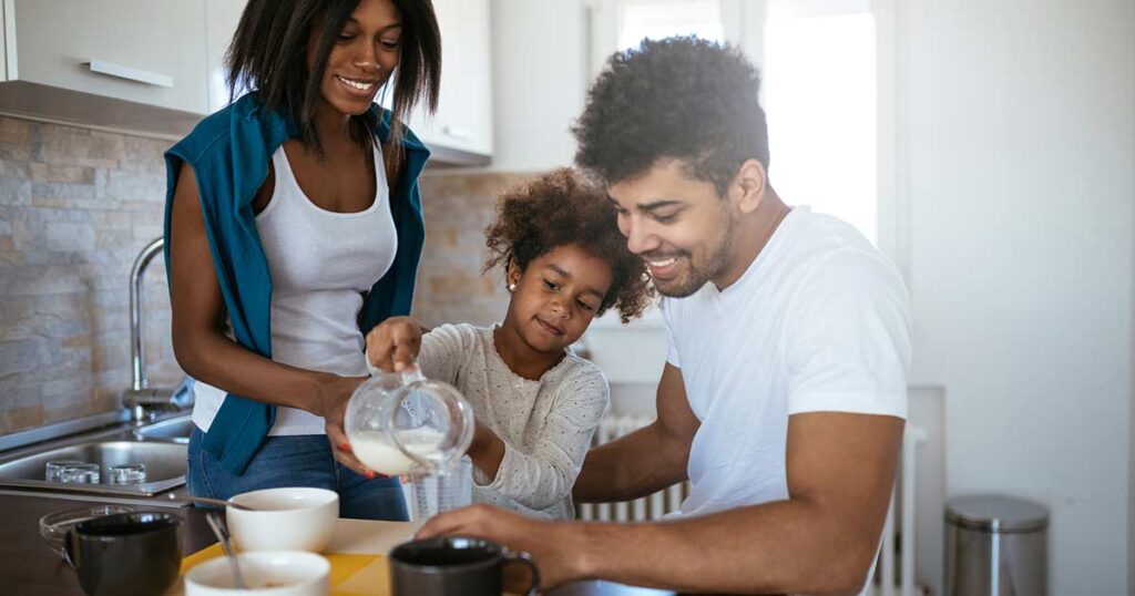 familia preparando el desayuno