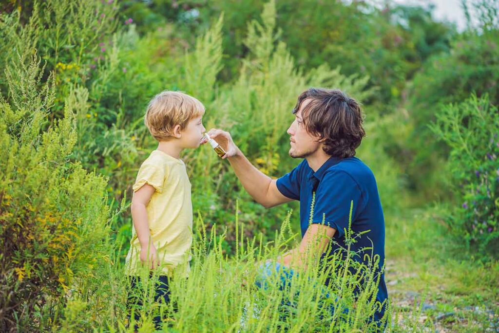 Padre e hijo en un campo de hierba