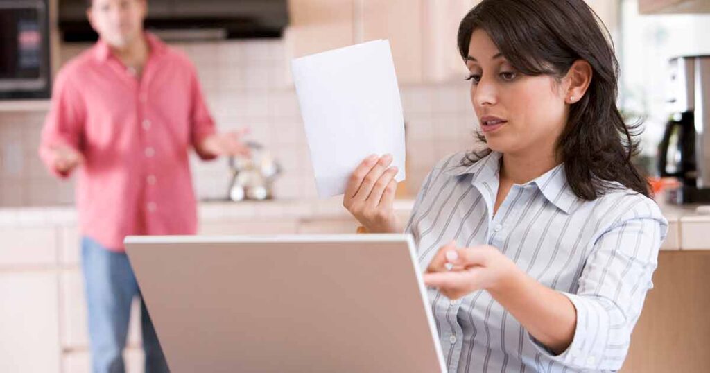 mujer revisando documentos