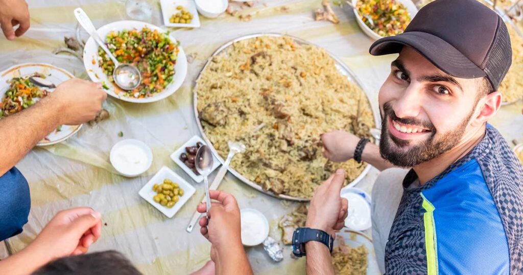 hombre con comida étnica