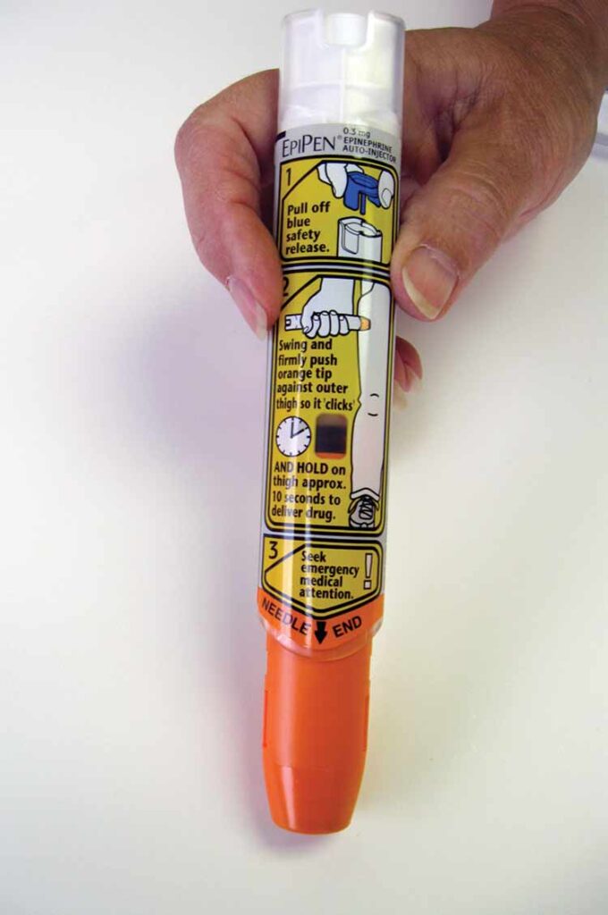 con el EpiPen en la mano