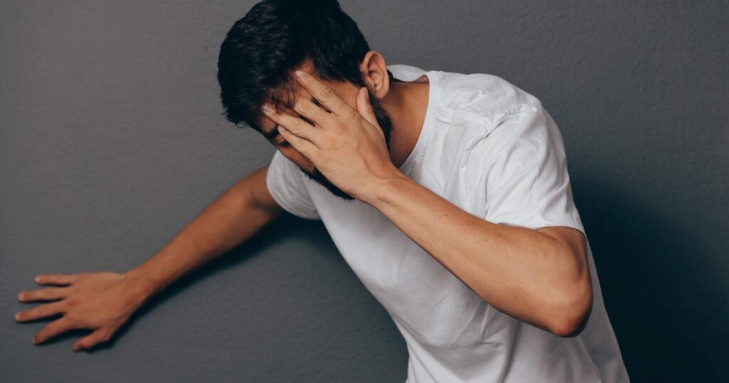 Hombre mareándose debido a una anafilaxia
