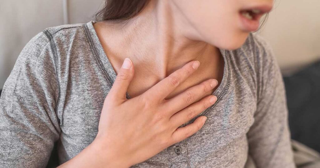 mujer que está sufriendo un choque anafiláctico