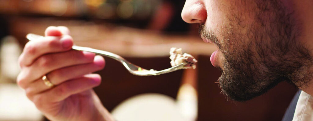 hombre comiendo en un restaurante