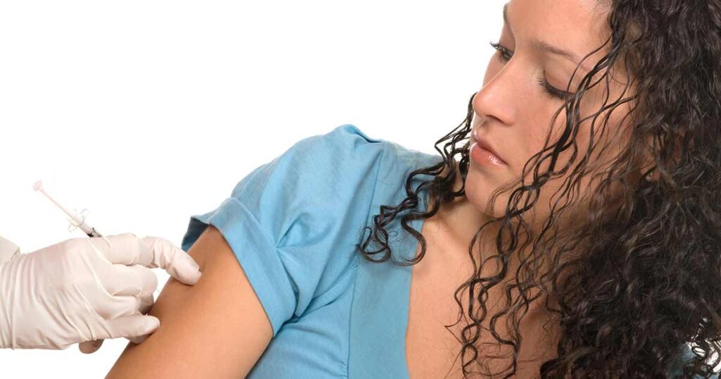 Mujer recibiendo una vacuna contra la alergia.