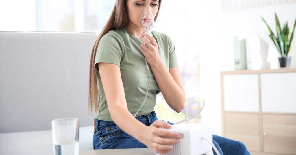 mujer con nebulizador