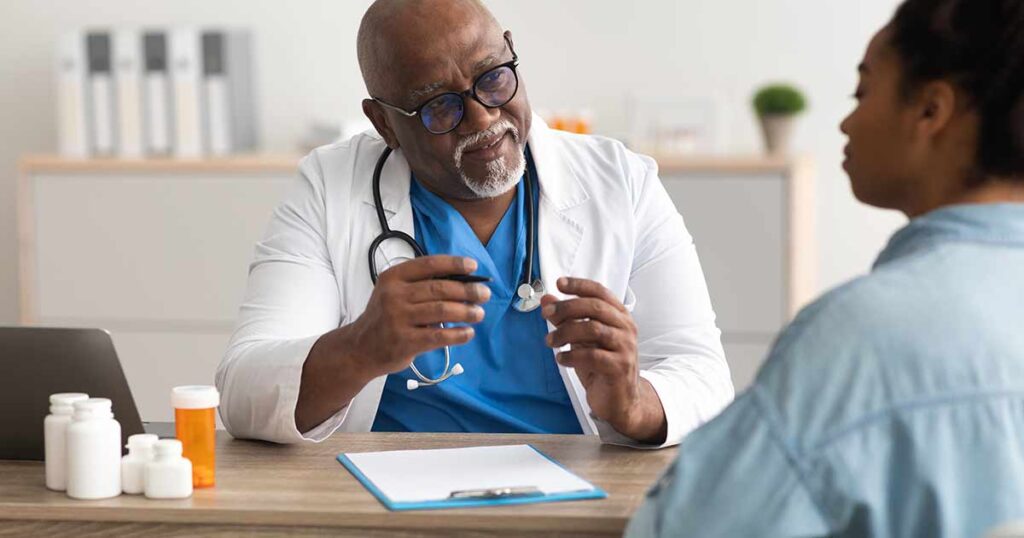 Médico hablando con una paciente.