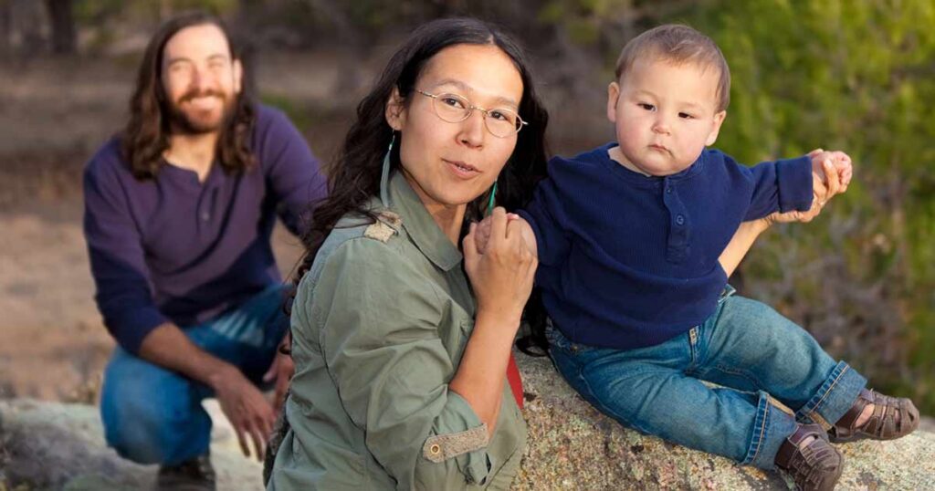 Familia indígena en el parque.