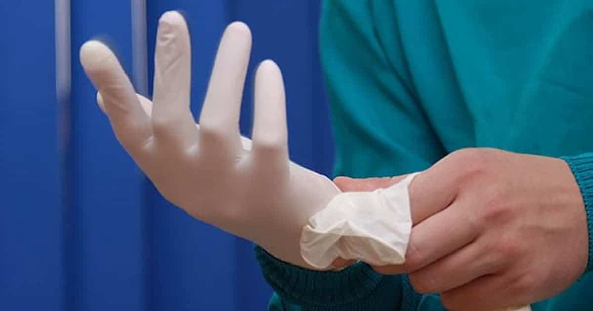 médico con guantes de látex